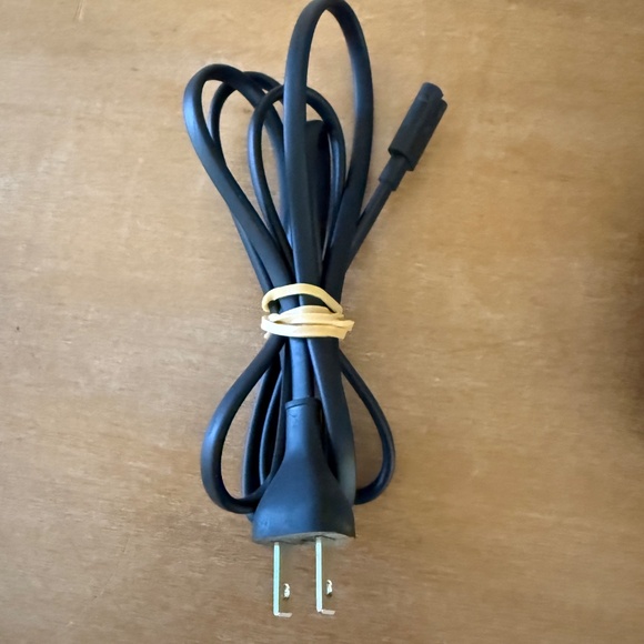 Apple TV 4th Generation 64GB HD Media Streamer - A1625 - Cable Remote with Case - Picture 8 of 8